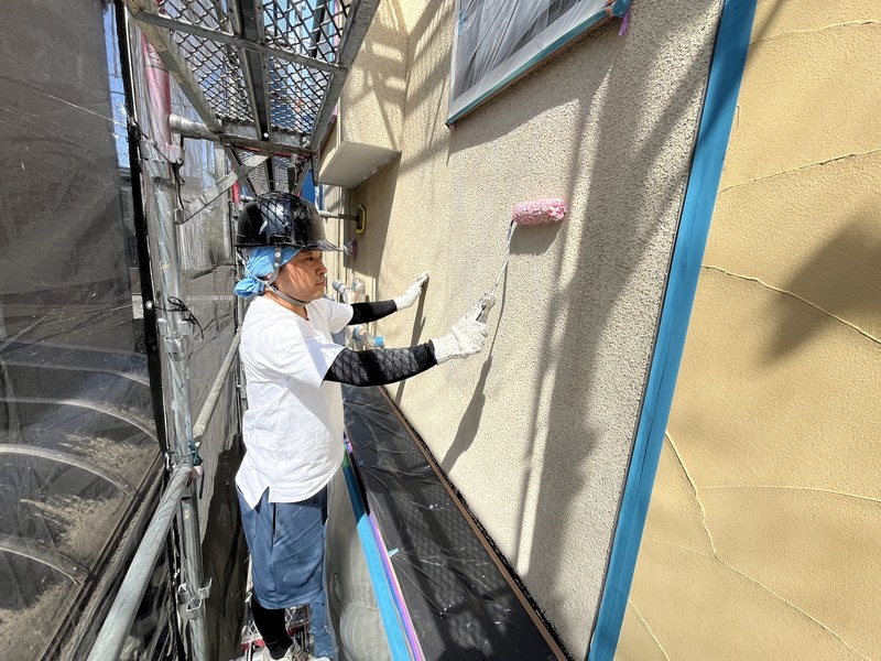 自社職人の外壁塗装作業 — 優建装